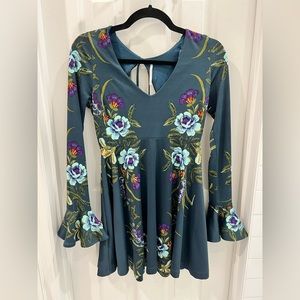 Free People long sleeve dress size xs im excellent condition.